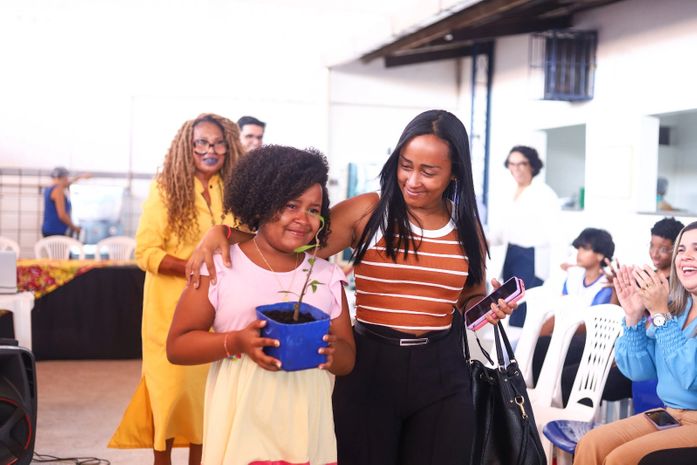 Estudante, Israelle Santiago, 8 anos faz o plantio da primeira muda de Baobá, em Escola da rede municipal , em Maceió