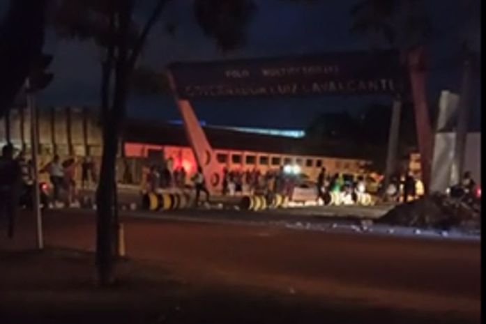 Entrada do Distrito Industrial, no bairro Tabuleiro do Martins, foi bloqueada pelos manifestantes.