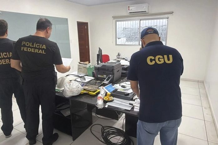 PF apreende R$ 178 mil e afasta servidores em operação que apura desvio de verbas em Murici