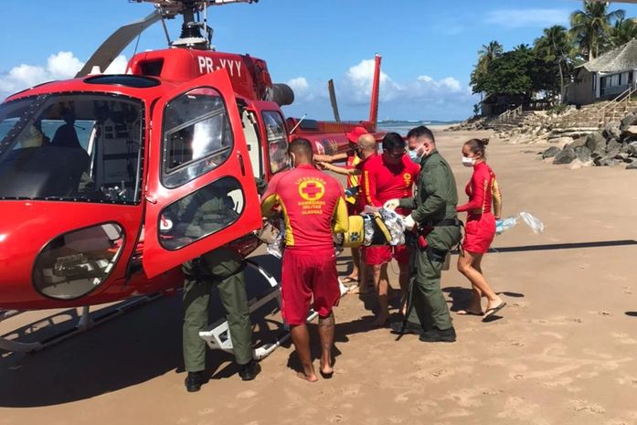Vídeo: Bombeiros resgatam criança de seis anos que se afogou em piscina de hotel na Jatiúca