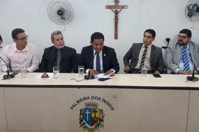 Júlio articulou e comandou a Audiência Pública que ficou tomada de autoridades do município