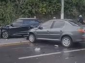 Colisão envolvendo cinco carros deixa trânsito lento na Avenida Leste-Oeste 