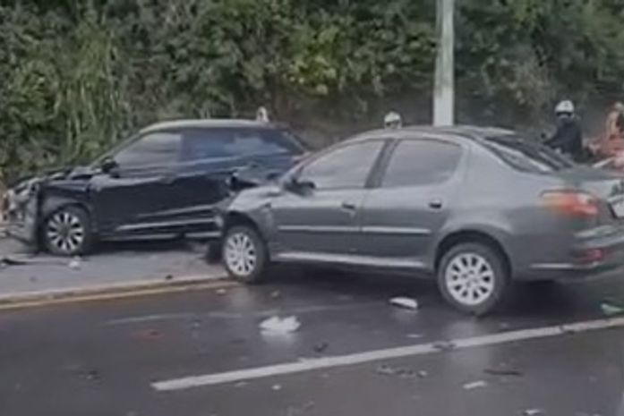 Colisão envolvendo cinco carros deixa trânsito lento na Avenida Leste-Oeste