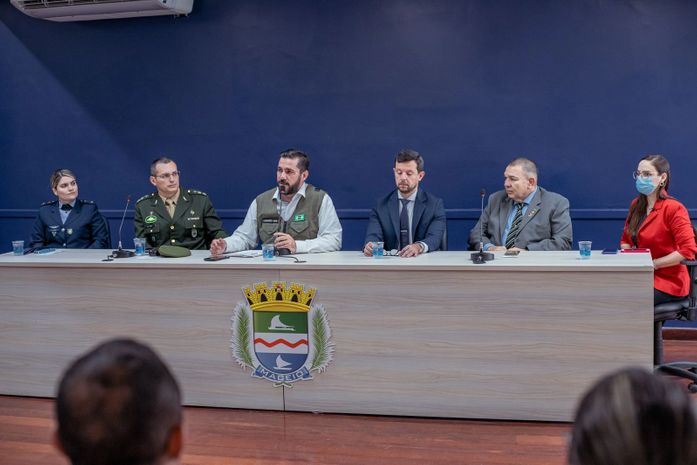 Leonardo Dias (de colete) bajulando fardados na Câmara