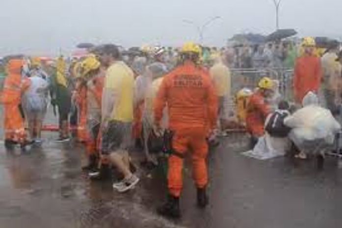 Raio atinge praça onde acontecia ato de Nikolas Ferreira em Brasília