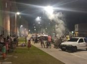 Moradores protestam após duas crianças e uma adolescente serem baleadas