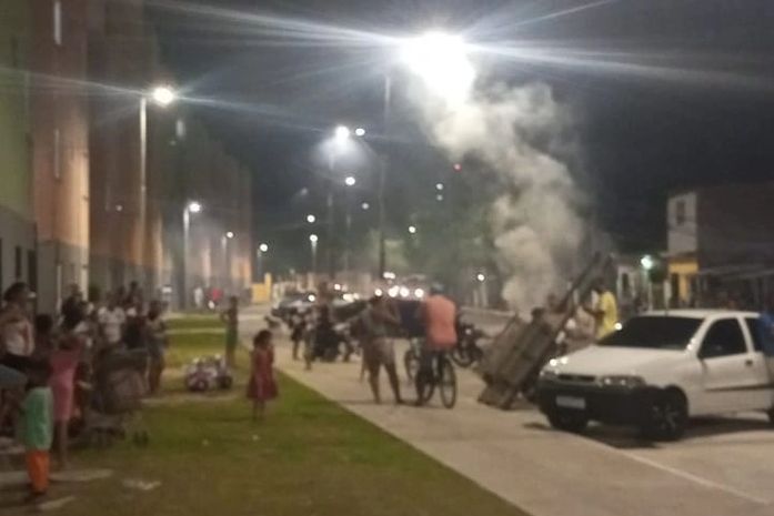 Moradores protestam após duas crianças e uma adolescente serem baleadas
