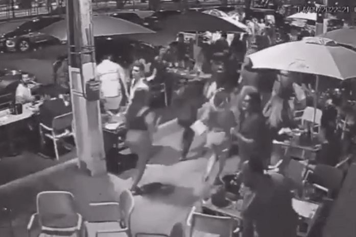Vídeo: Clientes confundem turma de crossfit com arrastão e fogem de bar em Pernambuco