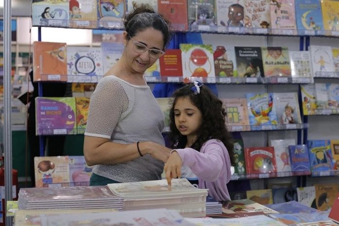 Bienal atrai crianças e adultos para o mundo da literatura