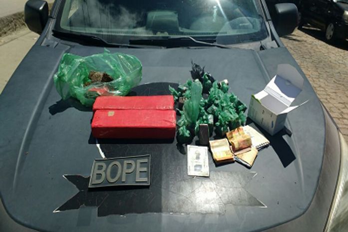 Dois jovens são presos por tráfico de drogas no Barro Duro