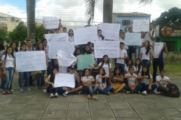 Paralisação de servidores provoca protesto de estudantes em Arapiraca