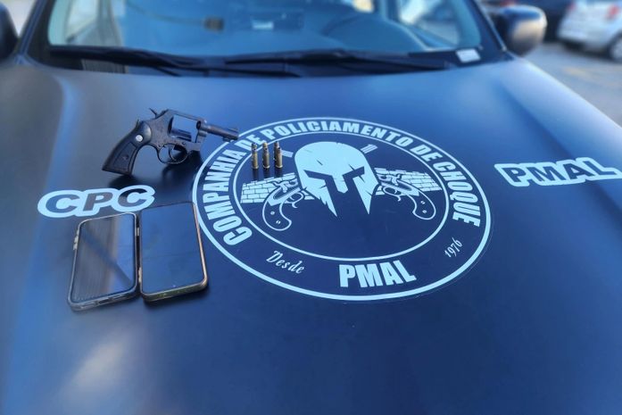 Homem é preso com arma e celulares durante operação da PM em Maceió