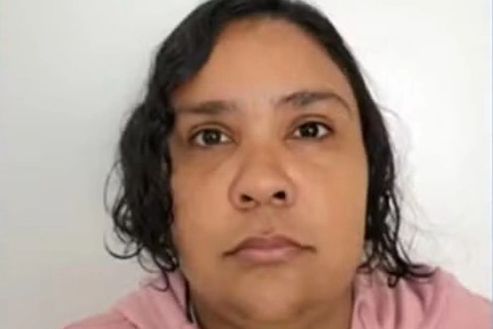 Quem é a mulher de 37 anos presa após fingir ter 12 anos e ser 'adotada' por família em SC