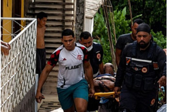 Idoso sofre convulsões e é resgatado em grota de difícil acesso no Barro Duro, em Maceió