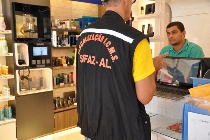 Operação Cartão de Visitas fiscaliza lojas no interior