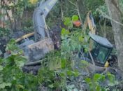 Máquinas afundam em região atingida pelo afundamento do solo no Flexal de Baixo, em Maceió