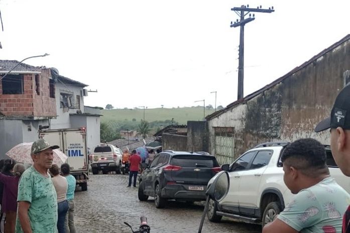 Residência onde recém-nascido foi achado morto é periciada pela Polícia Científica