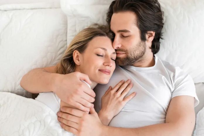 Dormir de conchinha pode reduzir estresse e fortalecer vínculos afetivos