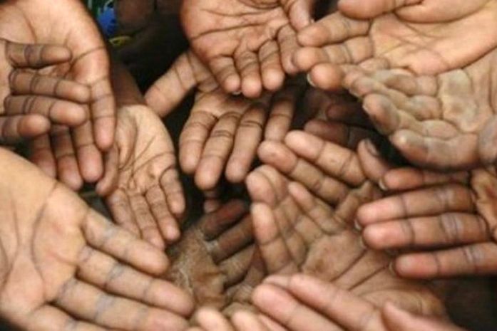 Pode me dar uma xícara de café? Estou com fome- pediu o homem, na noite do toque de recolher,em Maceió.
