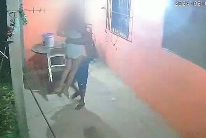 Homem é preso após invadir residência de vizinha, levá-la à força para área de mata e estuprá-la