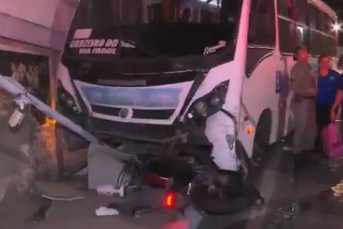 Com problemas no freio, micro-ônibus arrasta veículos e deixa motociclista ferido no Centro de Maceió