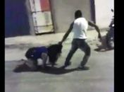 Homem arrasta mulher pelos cabelos