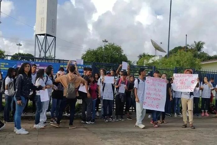 Estudantes realizam protesto e acusam professor de assédio sexual na parte alta de Maceió