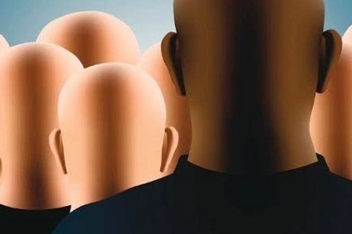 Você está namorando esse menino preto e feio, com cara de macaco, filha?- pergunta o pai.