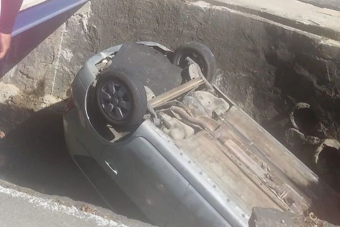 Motorista perde o controle e carro despenca em córrego no bairro do Poço, em Maceió