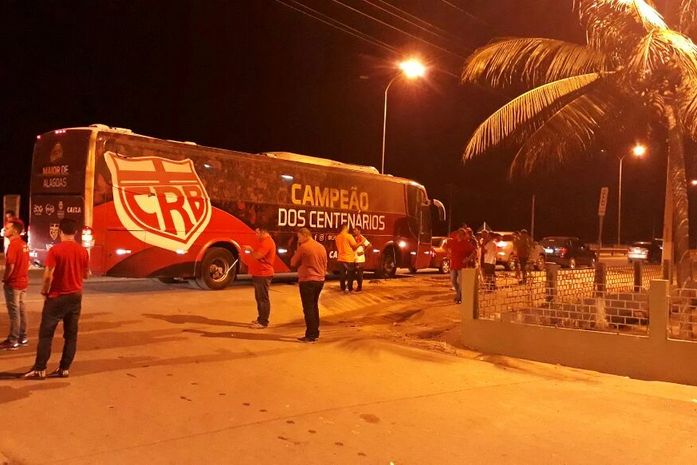 Ônibus do CRB é atacado por torcedores da Mancha Negra ao sair do estádio