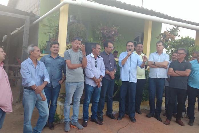 Chico Tenório discursando na Fazenda de Baixo, em Dois Riachos ao lado de Janielson Marques; do Dr. Edson Magalhães; do prefeito de Águas Belas/PE, Luiz Aroldo; e outros amigos, inaugurando a instalação da Internet