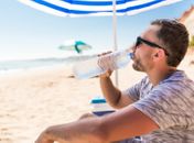 Saúde alerta para necessidade de hidratação e do uso de protetor solar
