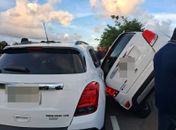 Colisão entre carros provoca tombamento dentro de cemitério em Maceió; assista ao vídeo