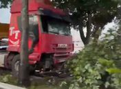 Carreta que transportava escavadeiras perde o controle e invade ciclovia na parte alta de Maceió