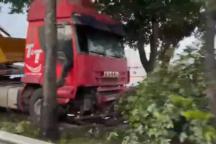 Carreta que transportava escavadeiras perde o controle e invade ciclovia na parte alta de Maceió