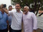 Renan Filho junto com Eraldo durante um dia em que assinou um pacote de obras em Delmiro