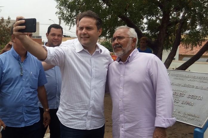 Renan Filho junto com Eraldo durante um dia em que assinou um pacote de obras em Delmiro