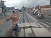Homem estaciona moto na linha do VLT e interrompe viagem; Veja vídeo
