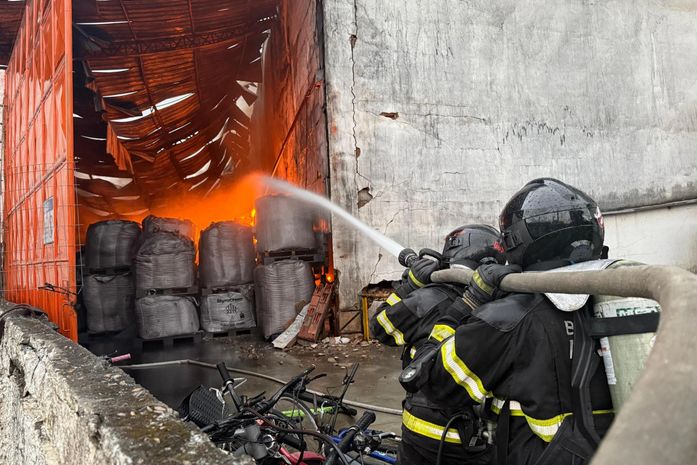 Bombeiros atuam por mais de 12 horas no combate a incêndio de grandes proporções em Maceió