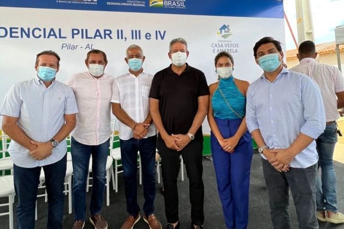 Ao lado de Arthur Lira, Rodrigo Valença acompanha entrega de residencial na cidade de Pilar