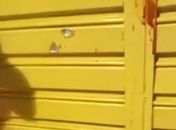 Marcas dos disparos ficaram na porta do estabelecimento.