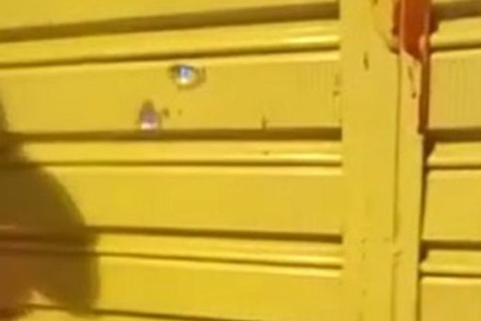 Marcas dos disparos ficaram na porta do estabelecimento.