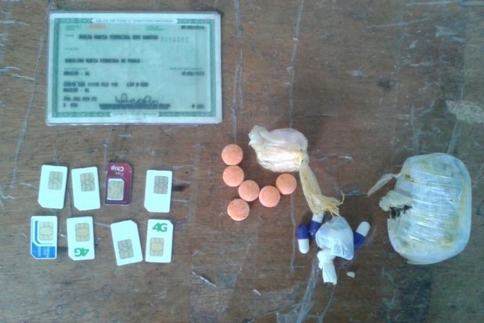 Mulher é presa ao tentar entrar com drogas em presídio