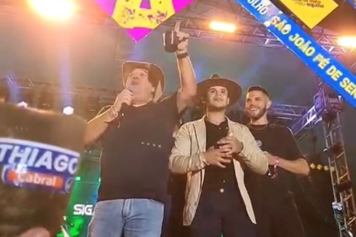 “Hoje o cabaré não tem hora para parar”, diz Feijó em São João de prefeitura de sobrinho