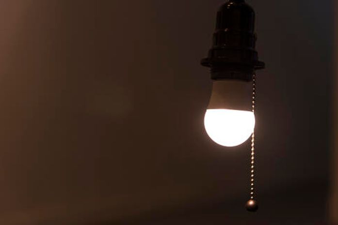 Bandeira amarela na conta de luz já está valendo; veja como economizar
