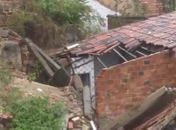 Barreira desliza e atinge casa em grota no Jacintinho