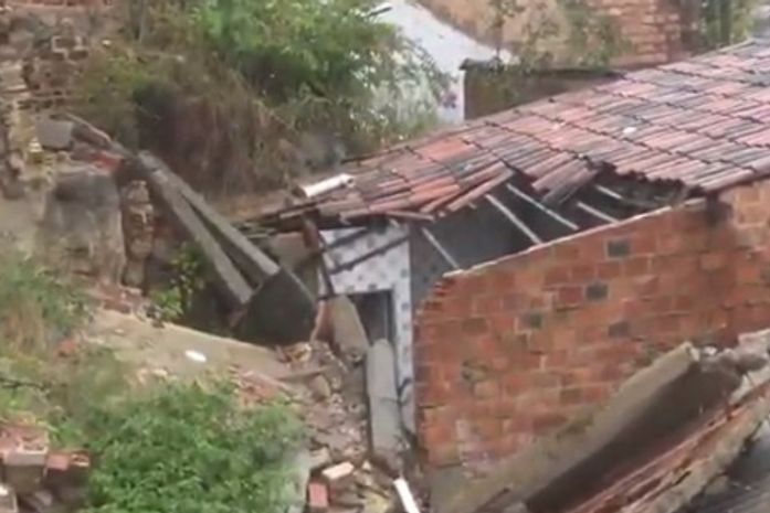 Barreira desliza e atinge casa em grota no Jacintinho