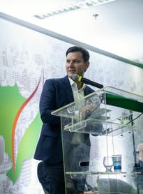 Prefeito Marcelo Beltrão apresenta o caso de sucesso da educação de Coruripe em evento do MDB em Maceió