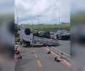Dois trabalhadores ficam feridos após caminhão capotar na Avenida Josefa de Melo