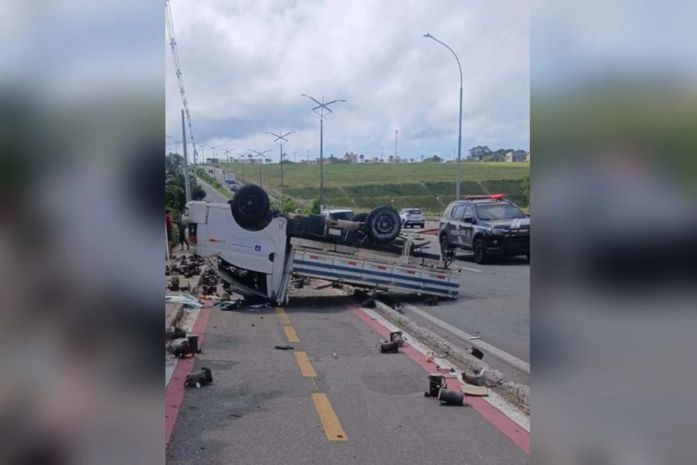 Dois trabalhadores ficam feridos após caminhão capotar na Avenida Josefa de Melo